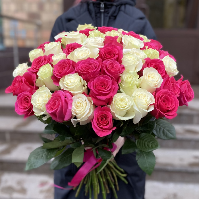 51 белая и малиновая роза в букете