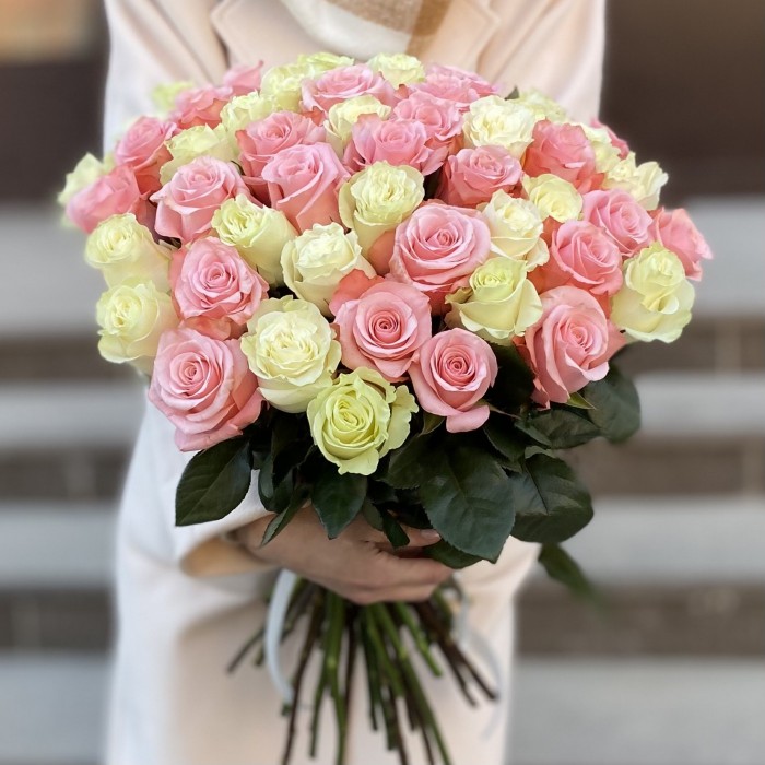 51 белая и розовая роза в букете