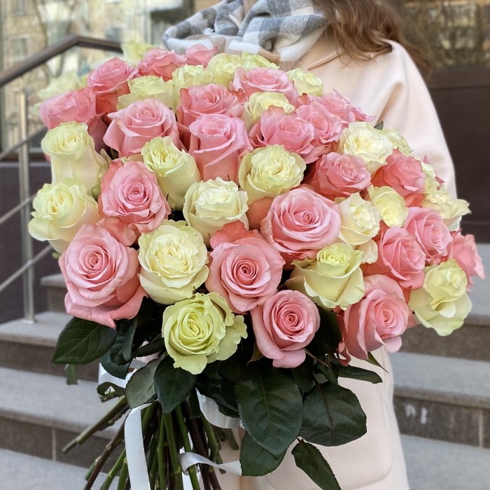 51 белая и розовая роза в букете