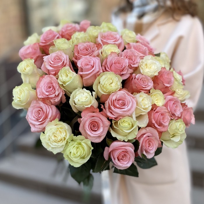 51 белая и розовая роза в букете