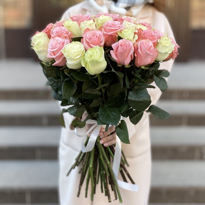 51 белая и розовая роза в букете