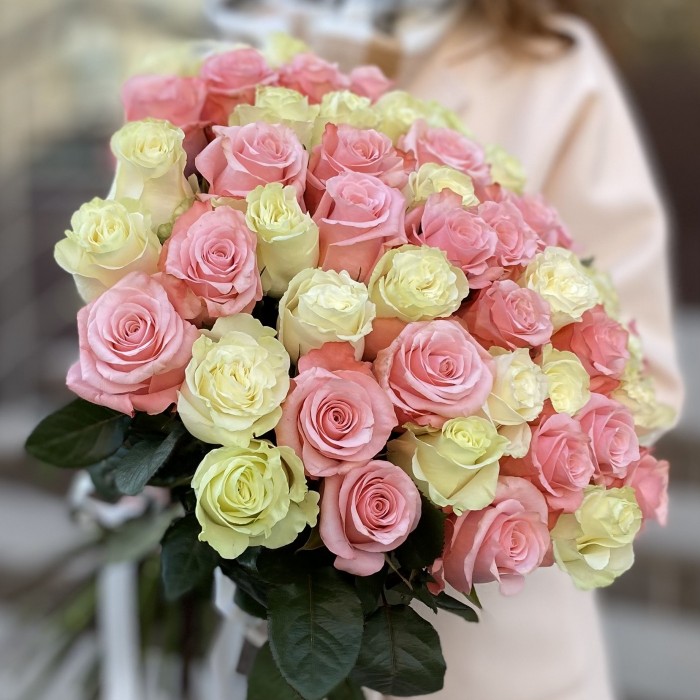 51 белая и розовая роза в букете