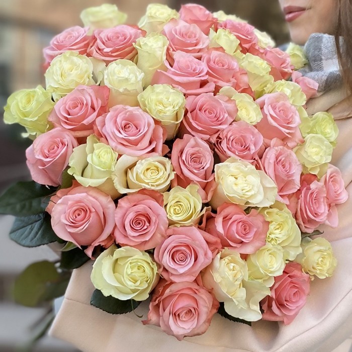 51 белая и розовая роза в букете