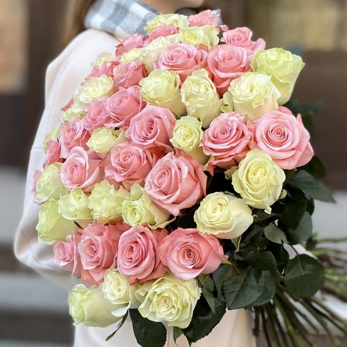 51 белая и розовая роза в букете