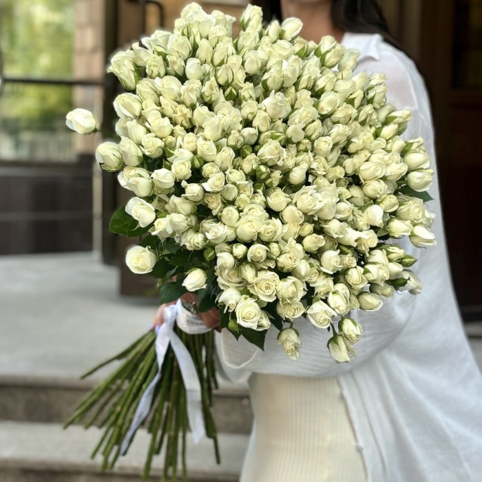 51 белая кустовая роза Сноу Бабл 80 см