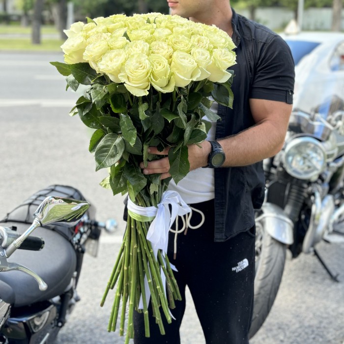 51 белая роза Мондиаль 80 см