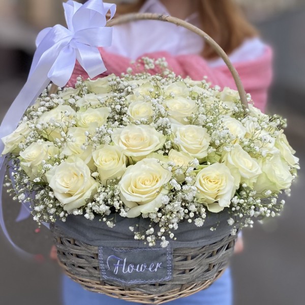 51 белая роза с гипсофилой в корзине