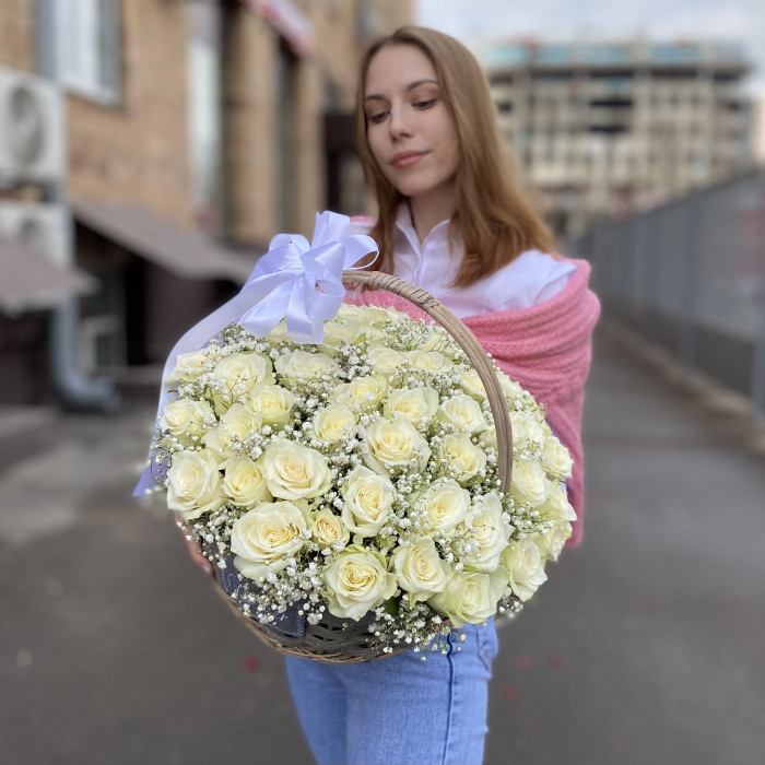 51 белая роза с гипсофилой в корзине