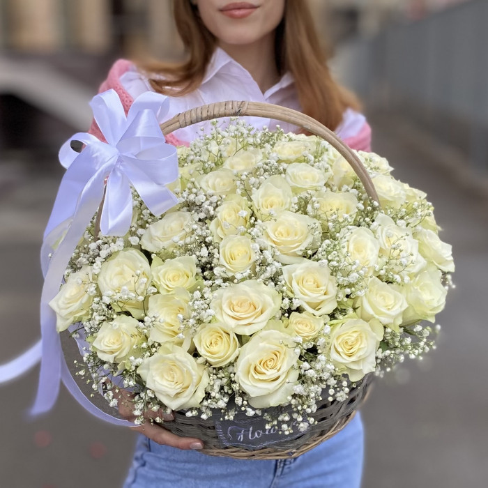 51 белая роза с гипсофилой в корзине