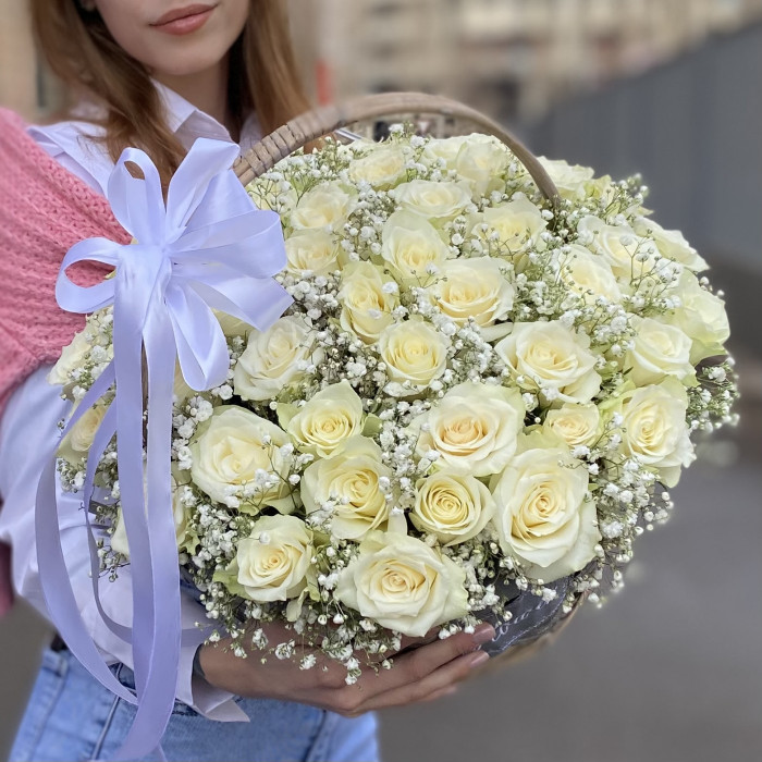 51 белая роза с гипсофилой в корзине