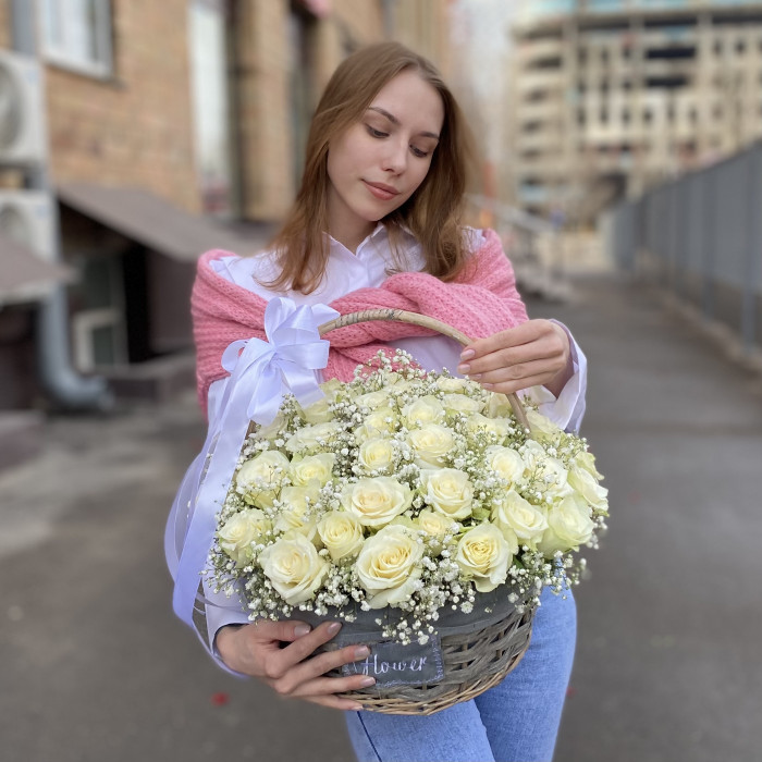 51 белая роза с гипсофилой в корзине