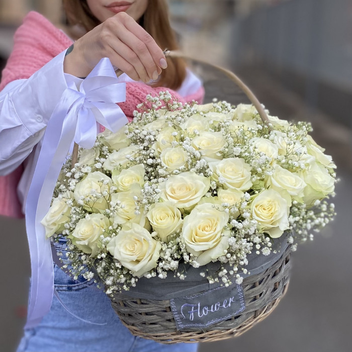 51 белая роза с гипсофилой в корзине