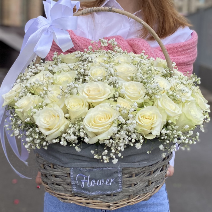 51 белая роза с гипсофилой в корзине
