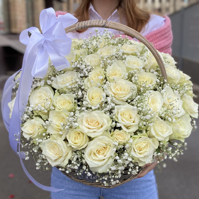 51 белая роза с гипсофилой в корзине