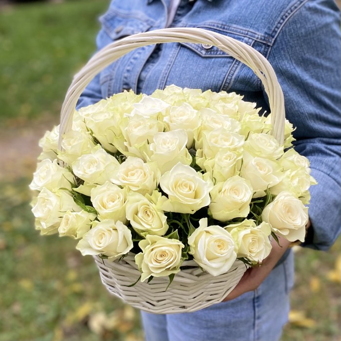51 белая роза в корзине
