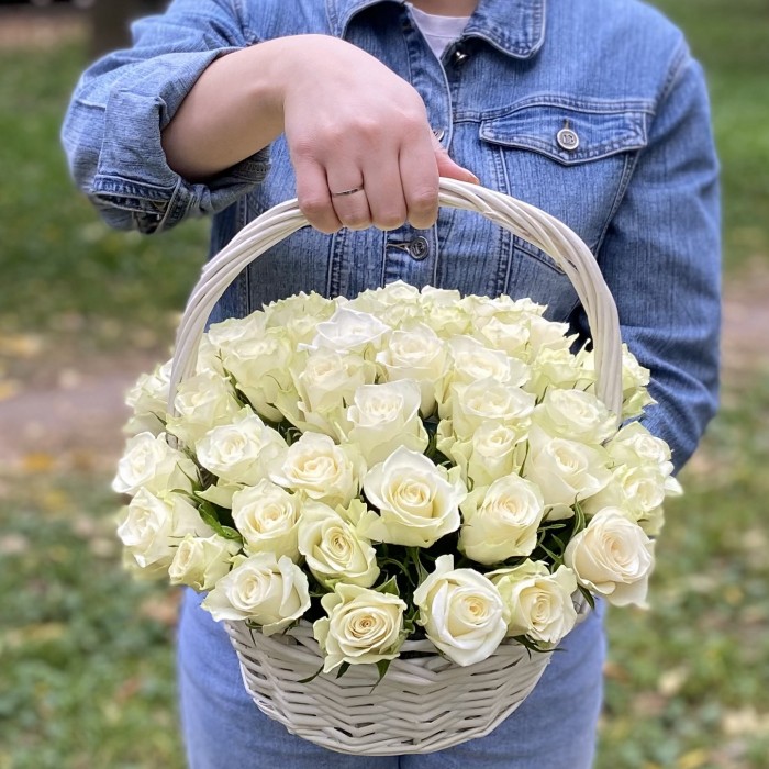 51 белая роза в корзине