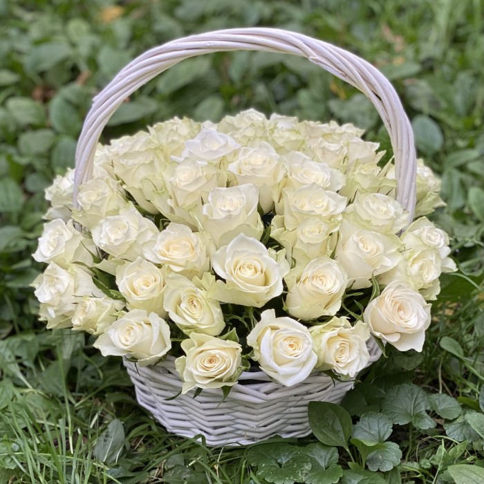 51 белая роза в корзине