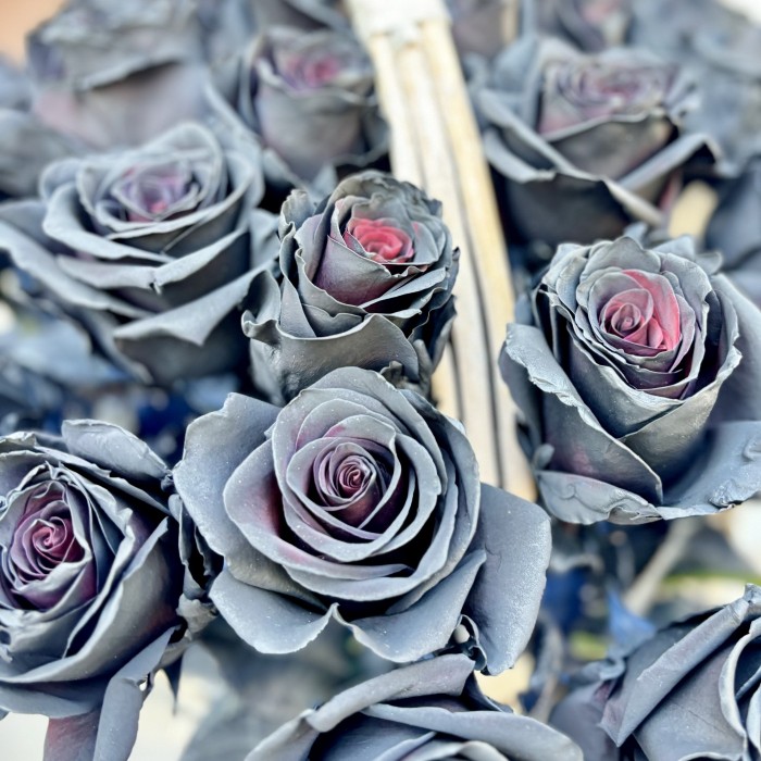 51 черная роза в корзине