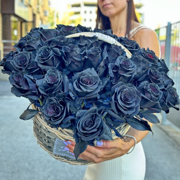 51 черная роза в корзине