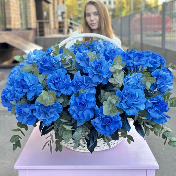 51 пышная голубая роза с эвкалиптом в корзине