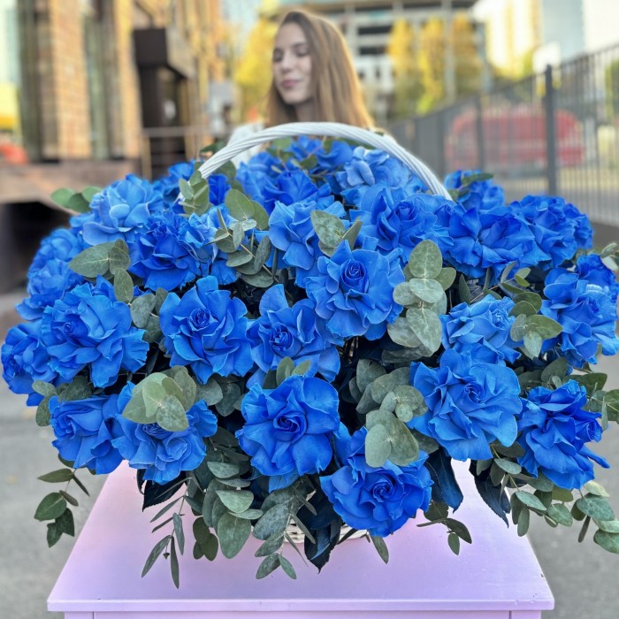 51 пышная голубая роза с эвкалиптом в корзине