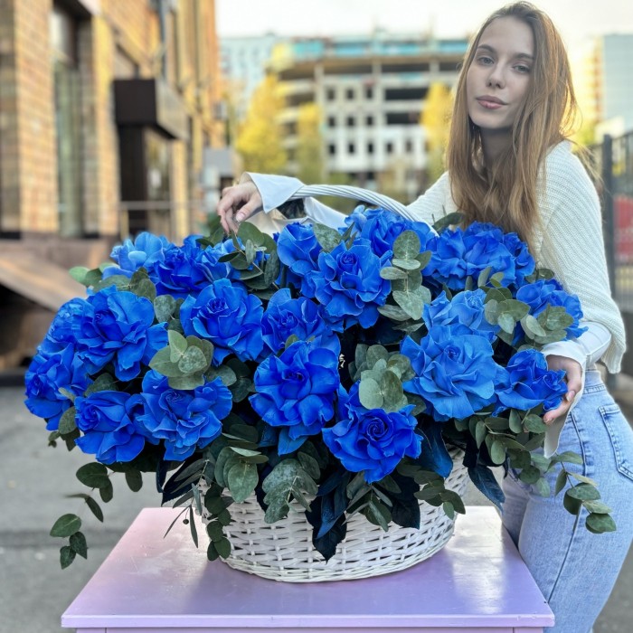 51 пышная голубая роза с эвкалиптом в корзине