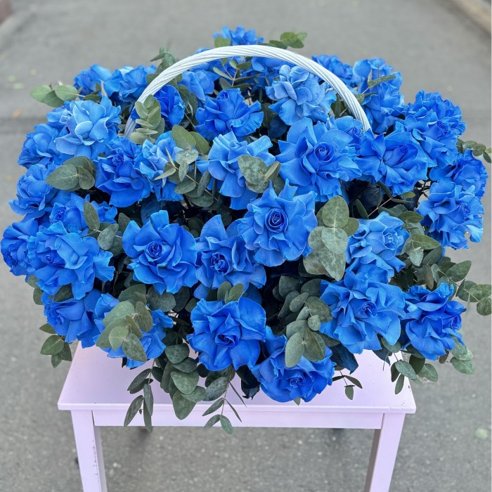 51 пышная голубая роза с эвкалиптом в корзине