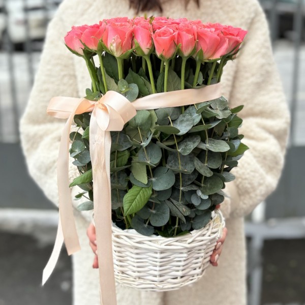 51 коралловая роза Эйс Пинк в корзине