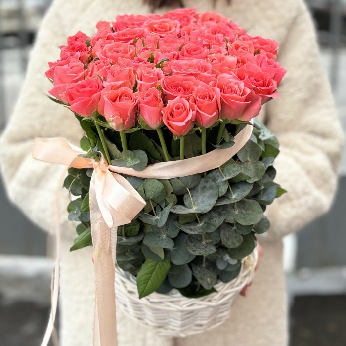 51 коралловая роза Эйс Пинк в корзине