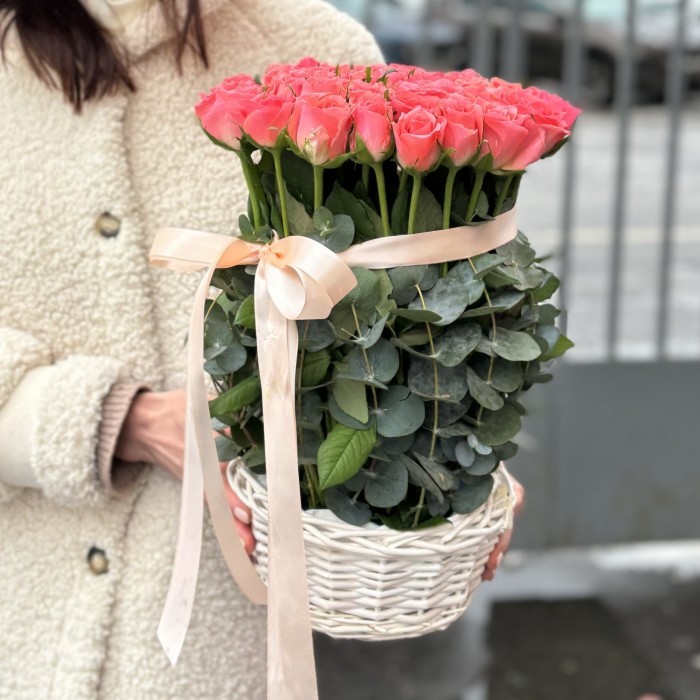 51 коралловая роза Эйс Пинк в корзине