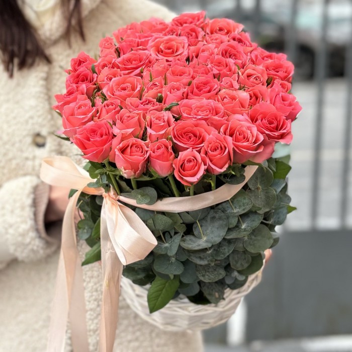 51 коралловая роза Эйс Пинк в корзине