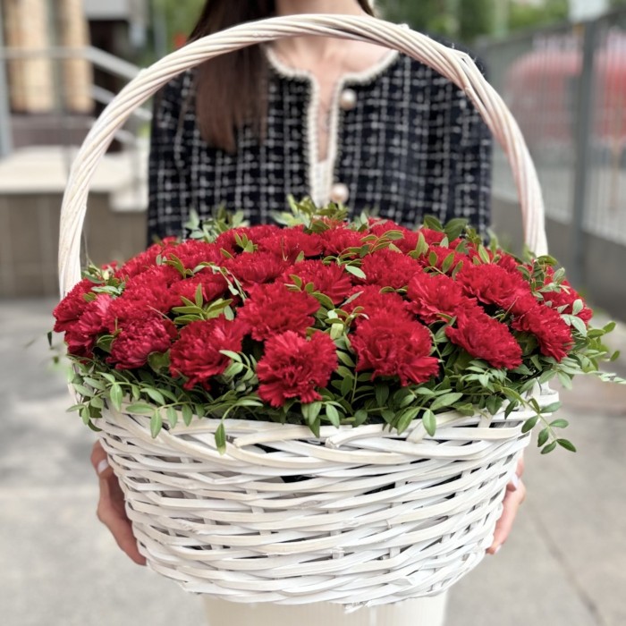 51 красная гвоздика в корзине