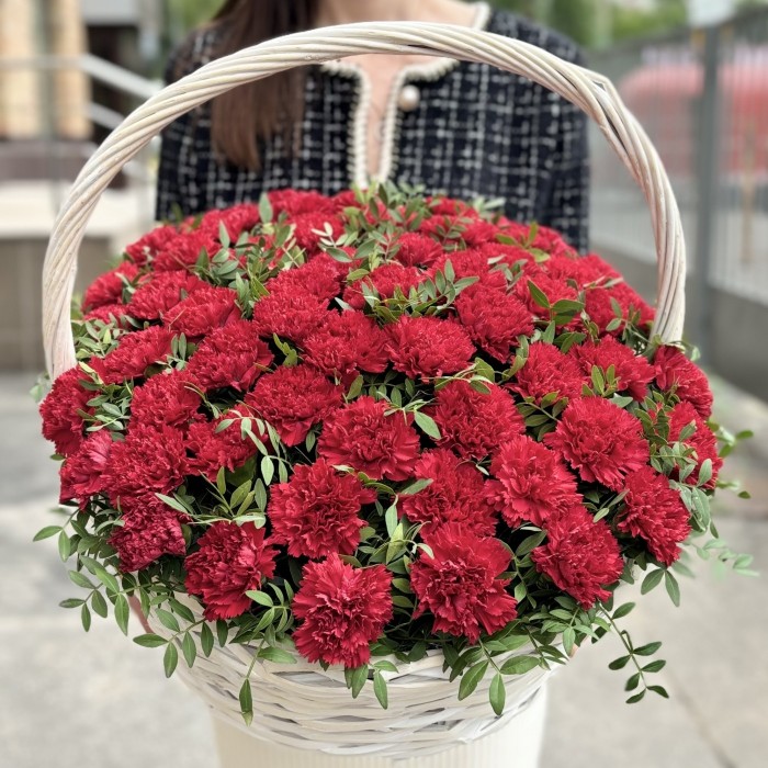 51 красная гвоздика в корзине