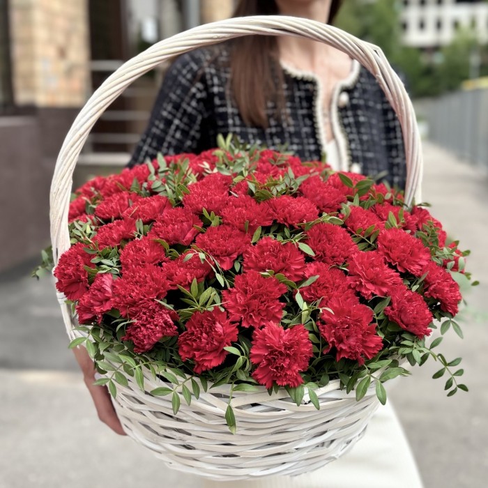 51 красная гвоздика в корзине