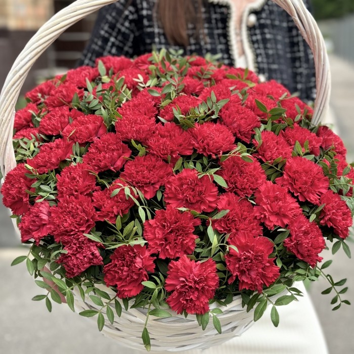 51 красная гвоздика в корзине