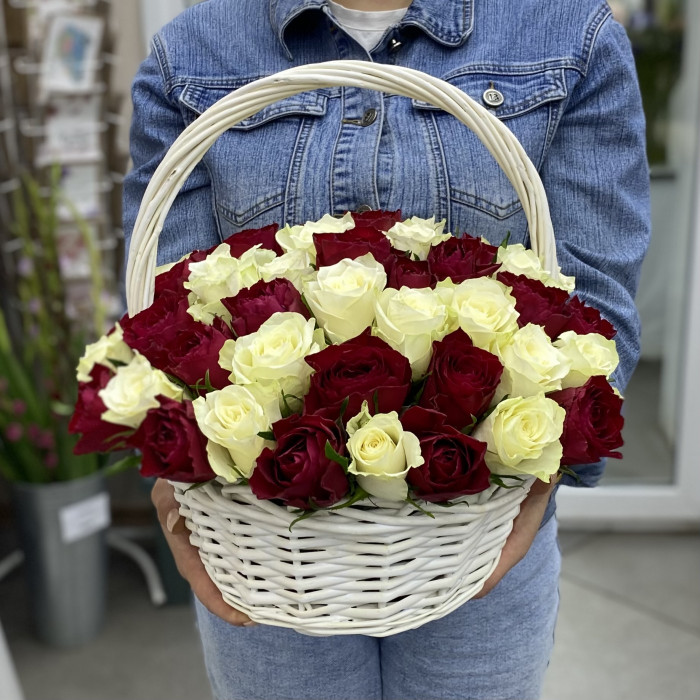 51 красная и белая роза в корзине