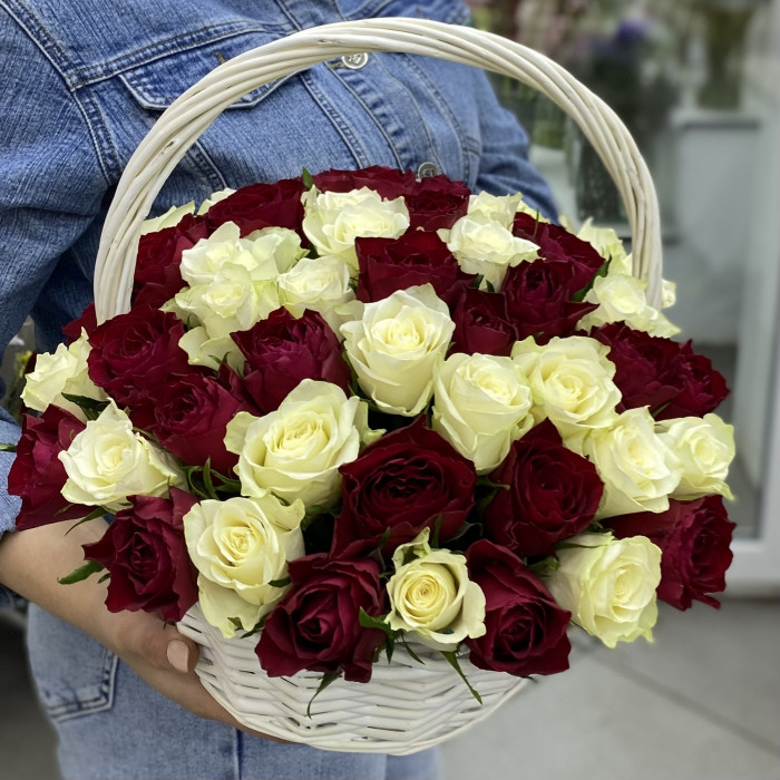 51 красная и белая роза в корзине