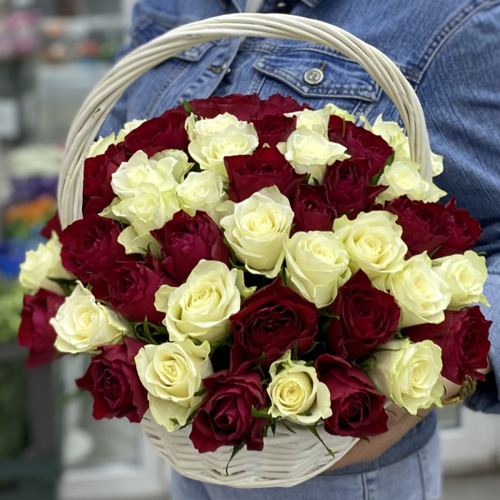 51 красная и белая роза в корзине
