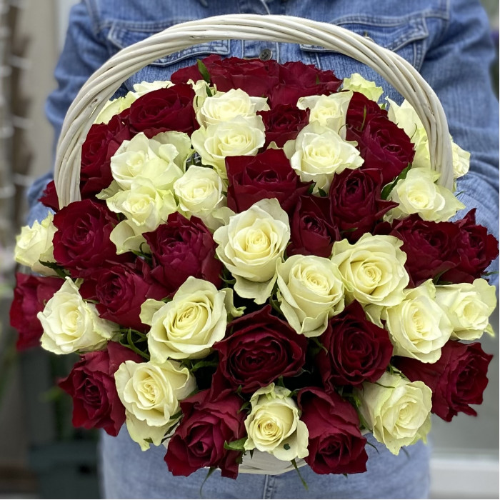 51 красная и белая роза в корзине