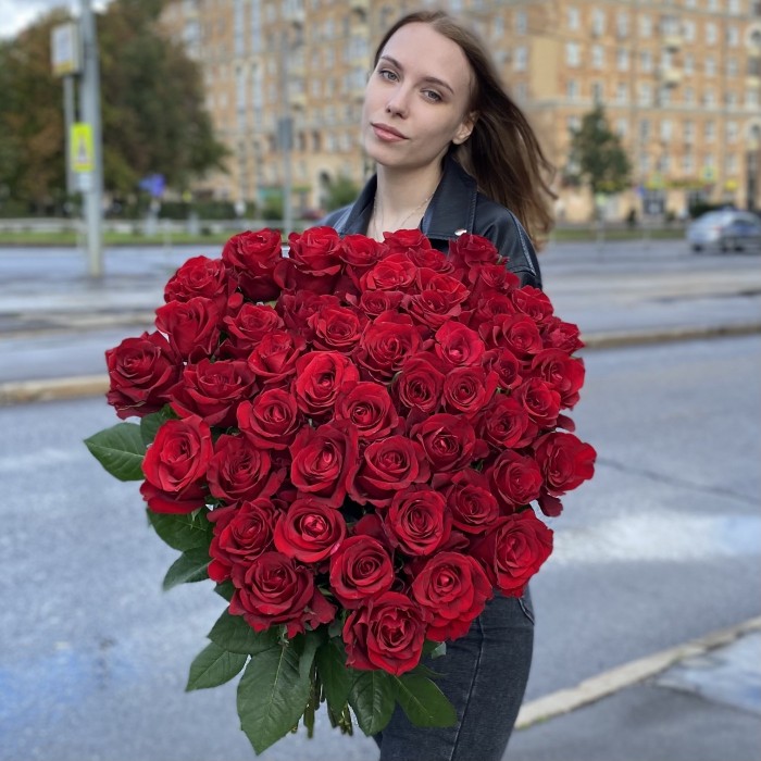 51 красная роза Эвер Ред 80 см