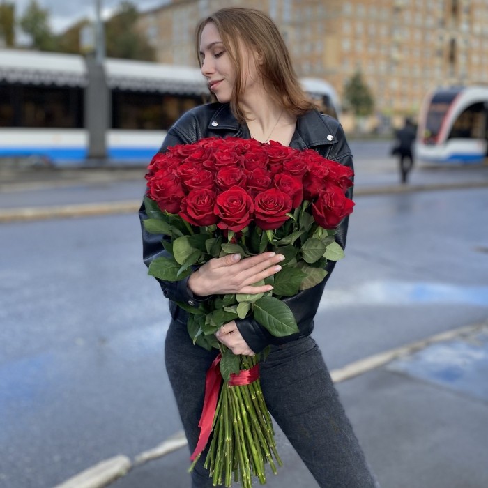 51 красная роза Эвер Ред 80 см