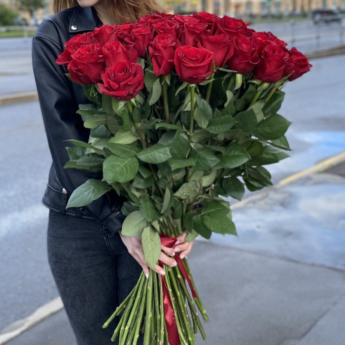 51 красная роза Эвер Ред 80 см
