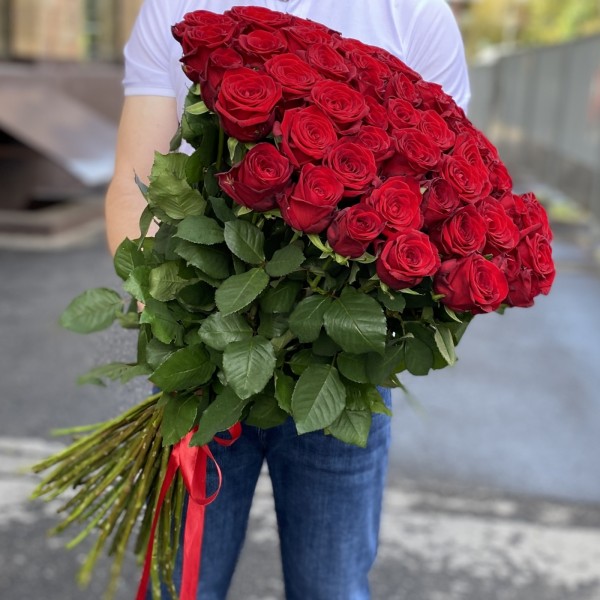 51 красная роза Ред Наоми 90 см