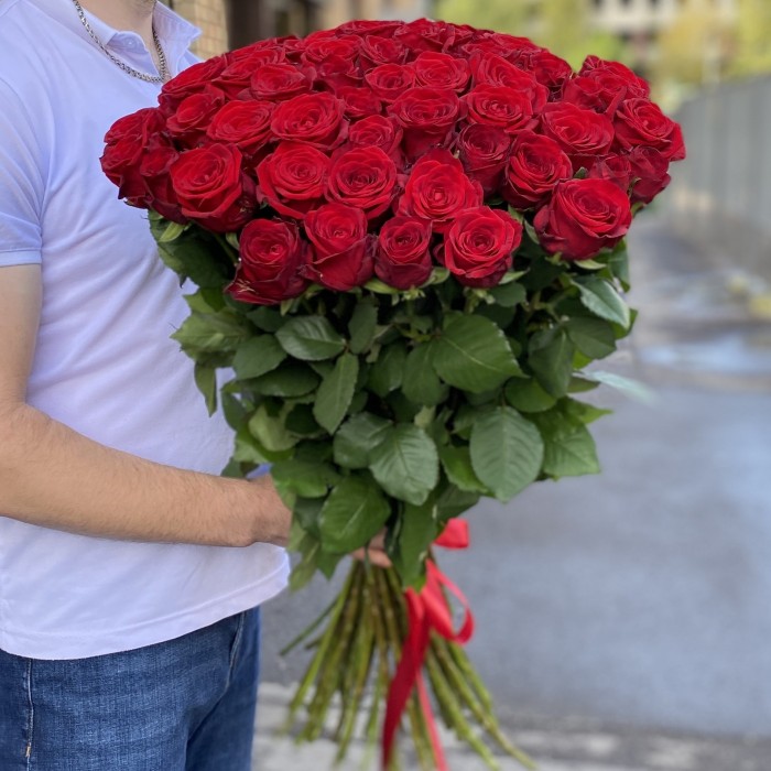 51 красная роза Ред Наоми 90 см