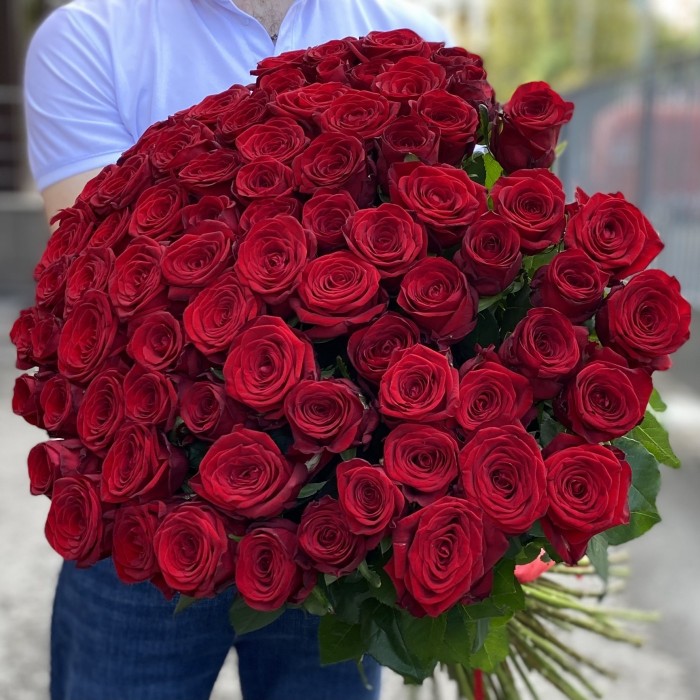 51 красная роза Ред Наоми 90 см