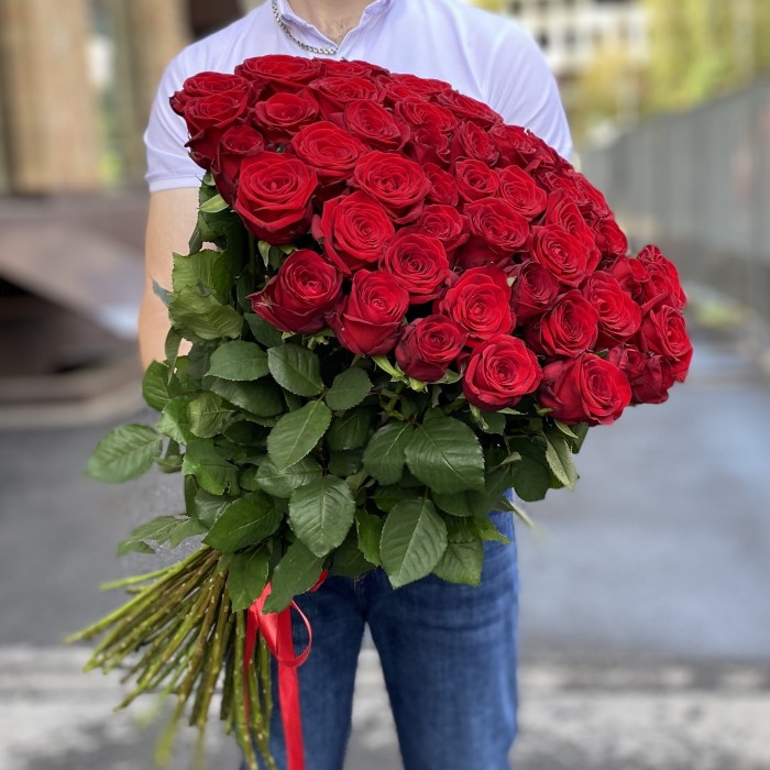 51 красная роза Ред Наоми 90 см