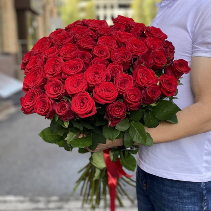 51 красная роза Ред Наоми 90 см