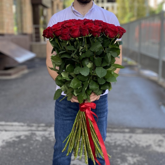 51 красная роза Ред Наоми 90 см