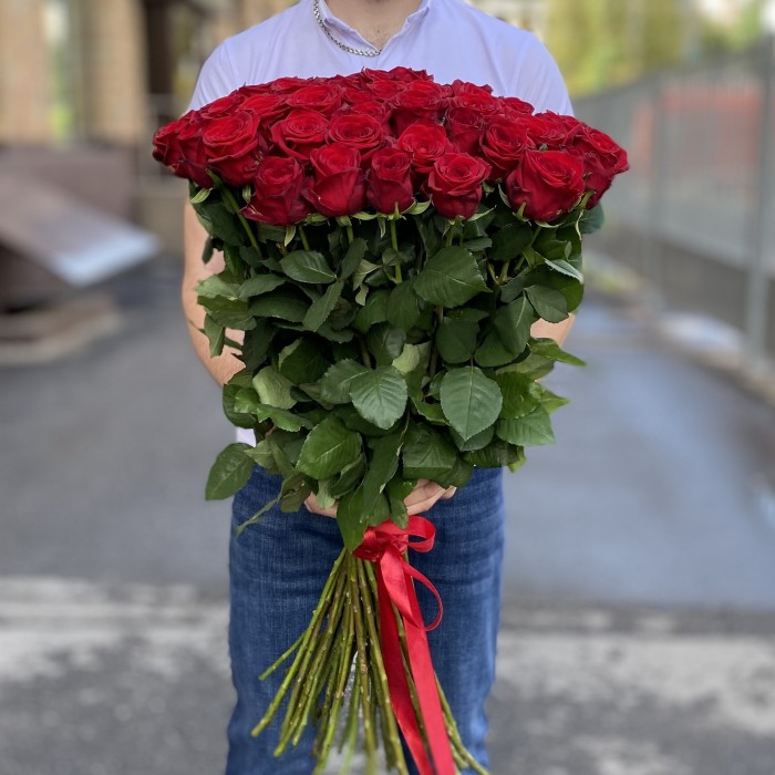 51 красная роза Ред Наоми 90 см