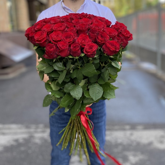 51 красная роза Ред Наоми 90 см